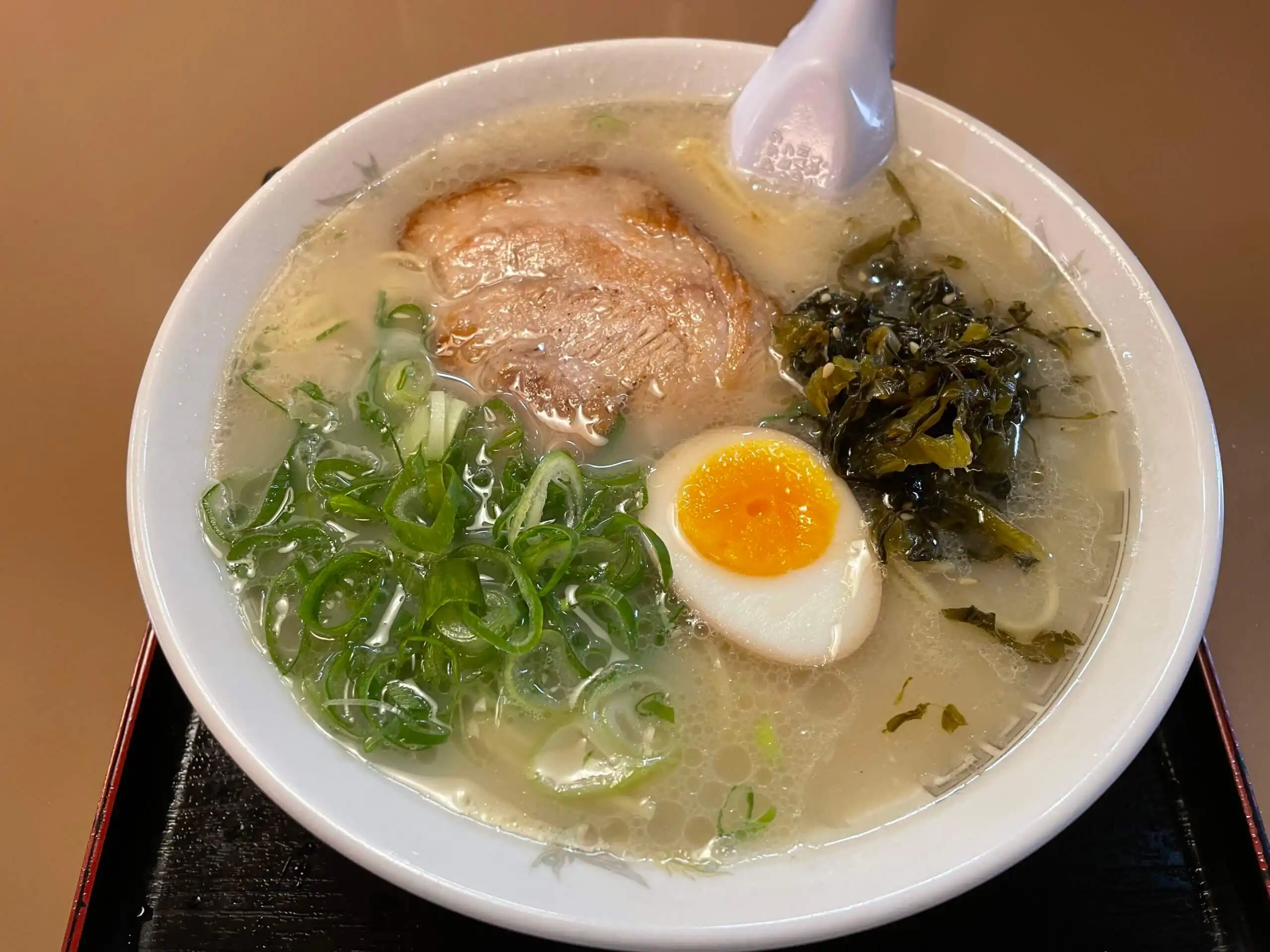 札幌のラーメン櫻島：豪快チャーシューとあっさり豚骨スープの調和